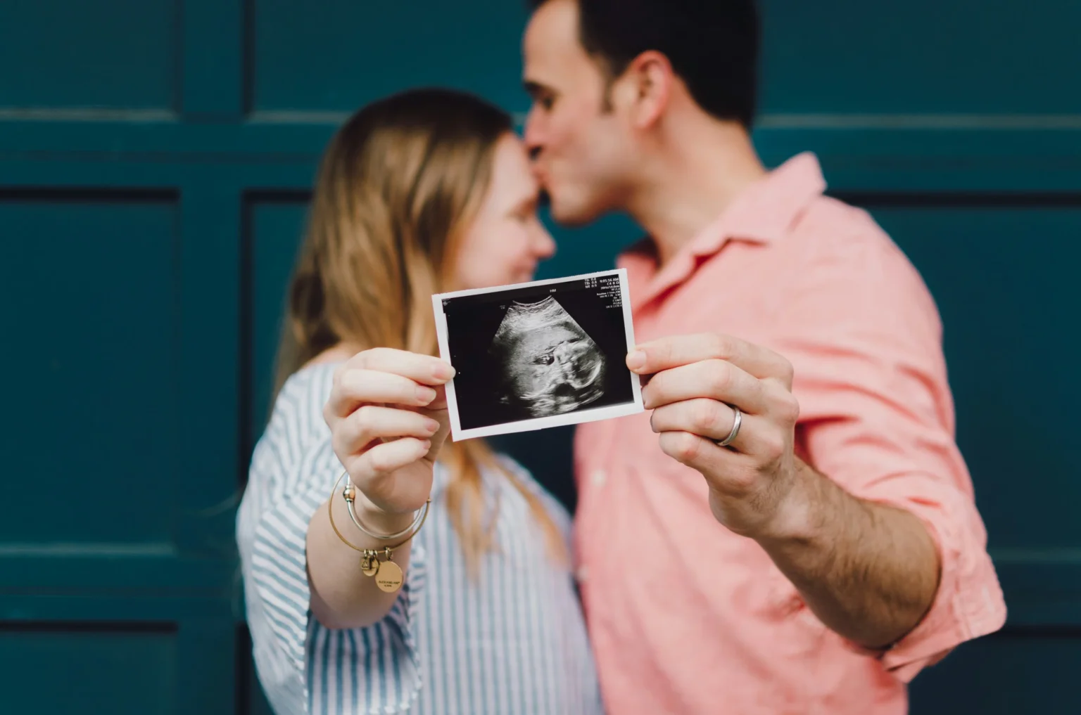 Glückliches Paar mit Ultraschallbild von Baby